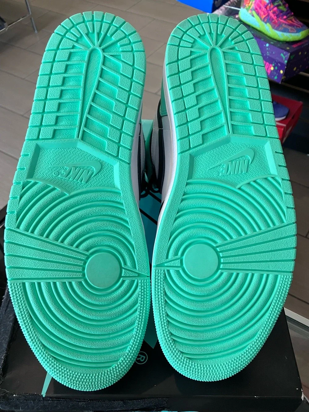 Air Jordan 1 Retro High Green Glow